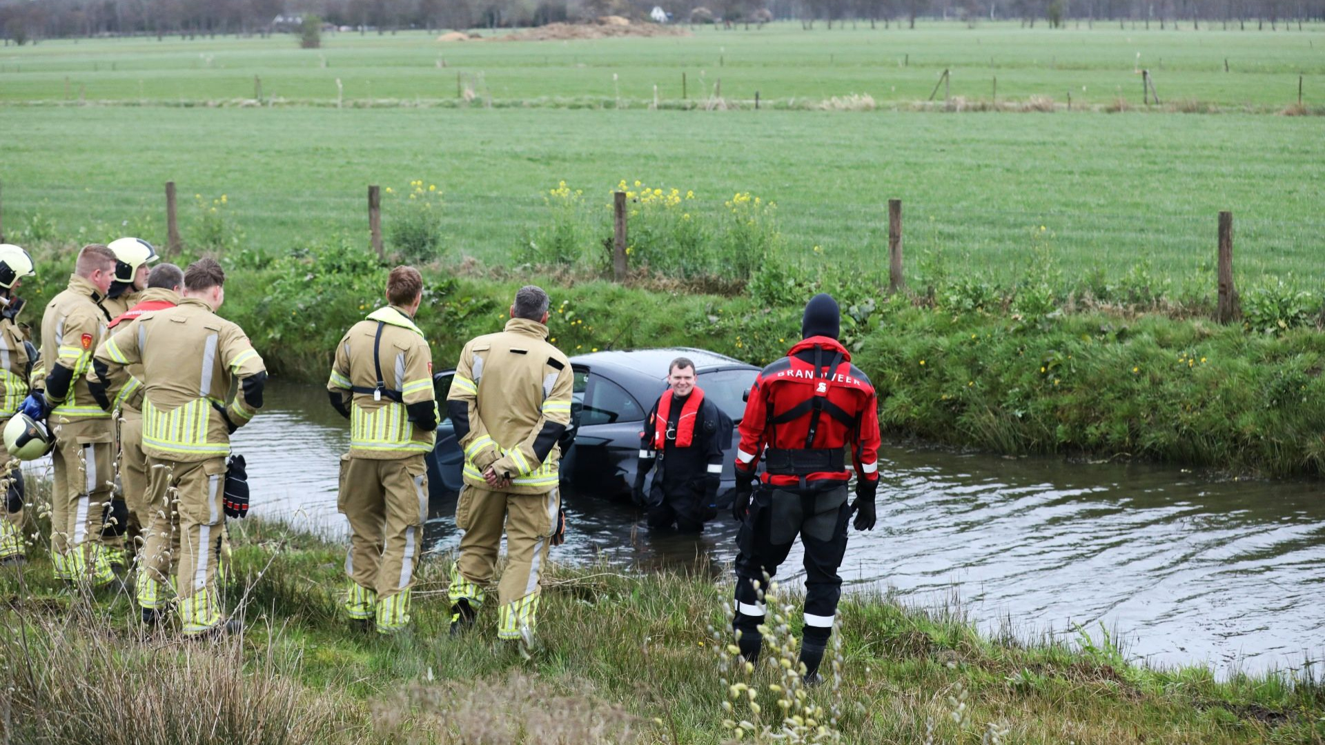 Hulpdiensten massaal naar auto te water langs de A27