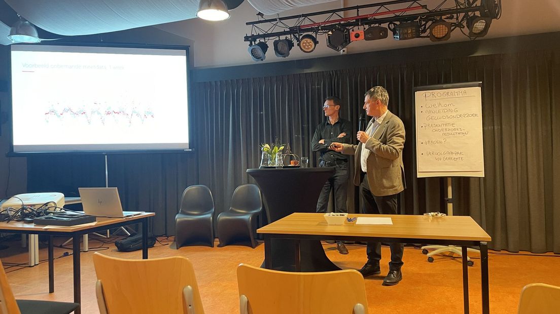 Onderzoekers Mike Dijkstra en Gerard van Kempen geven bewoners uitleg