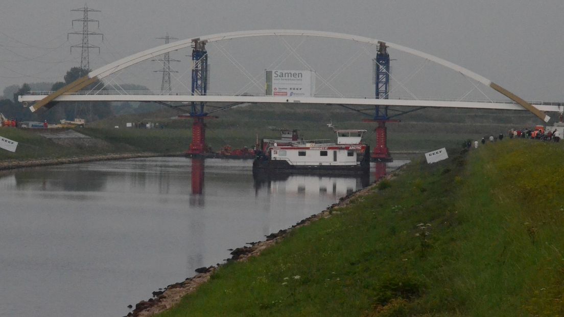 Nieuwe bruggen Twentekanaal voldoen, de oude niet