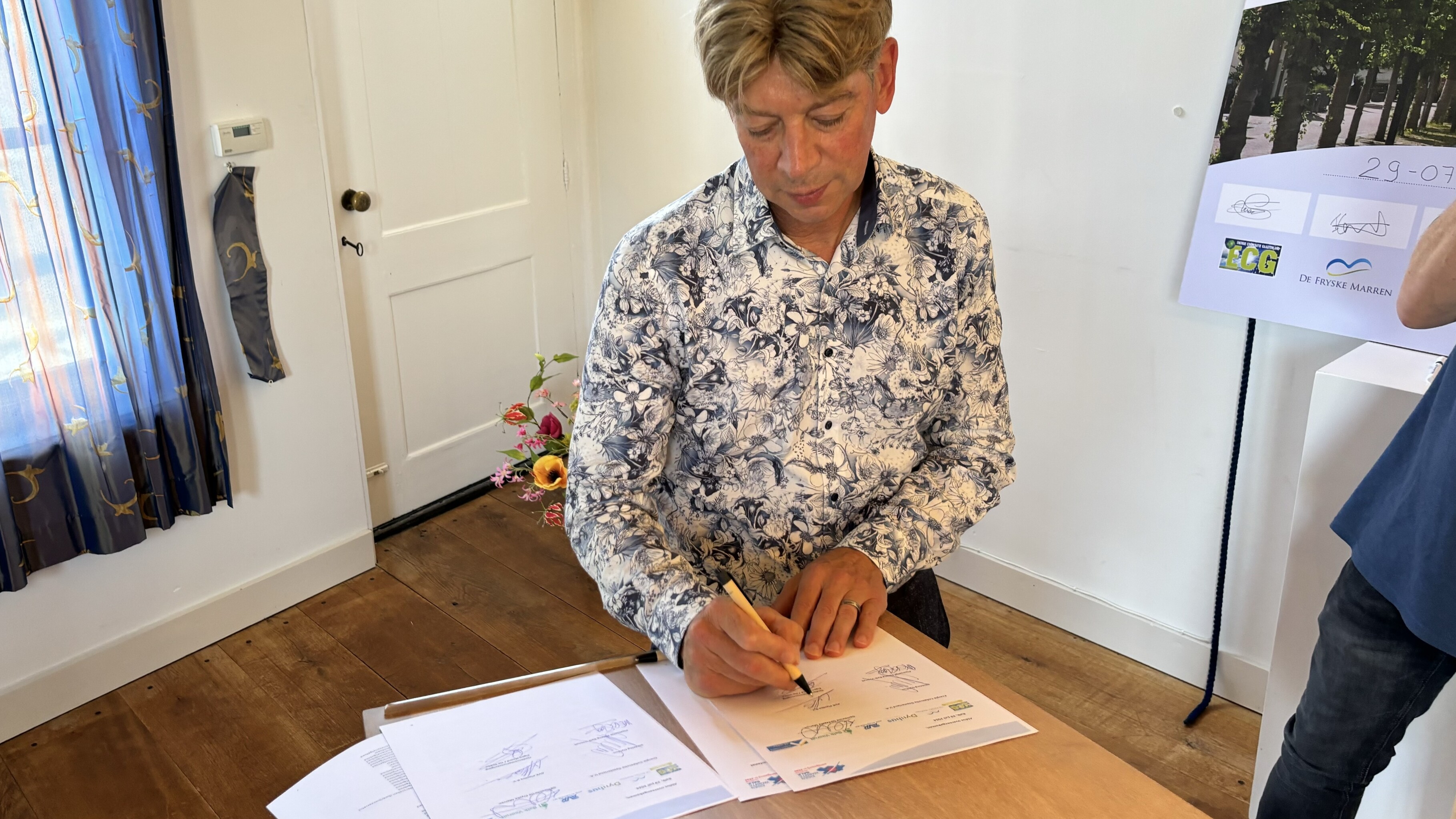 Direkteur Anton Kanters fan AVK Plastics tekenet de yntinsjeferklearing