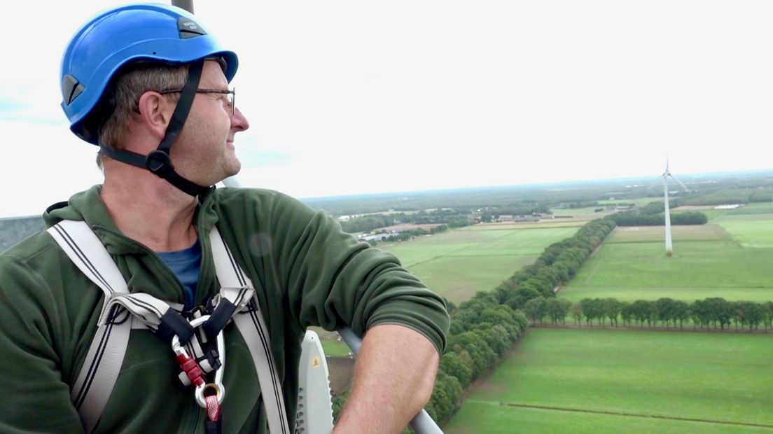 Andres Bauer op honderd meter hoogte bovenop de coöperatieve windmolen in Limburg
(Rechten: Steven Stegen / RTV Drenthe)