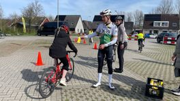 Wielertalent uit Spijk laat dorpsgenootjes kennismaken met de racefiets: 'Je zit veel meer met je hoofd naar beneden'