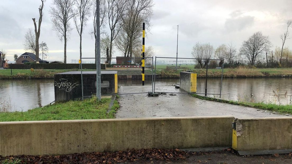 De plek waar de brug lag is afgezet