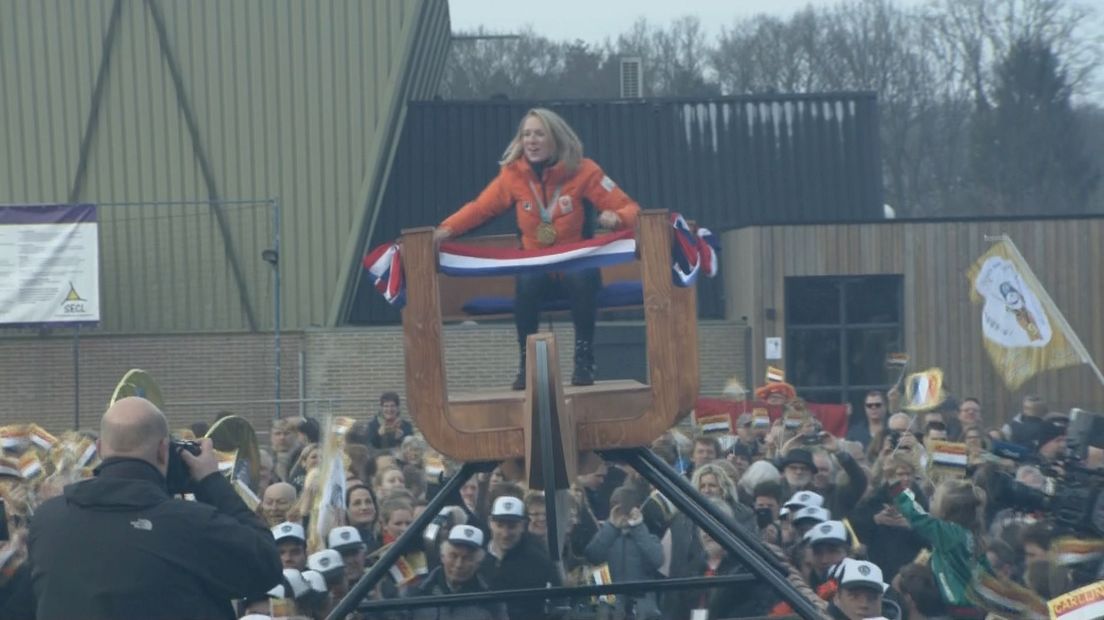 Achtereekte wordt in een schaats naar het podium gebracht