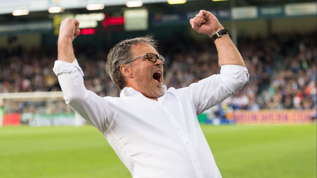 Henk de Jong viert een goal als trainer van De Graafschap in de Eredivisie.