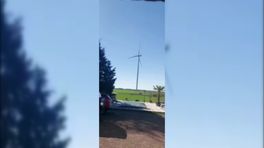 Arie is de herrie van de windmolen achter zijn tuin spuugzat