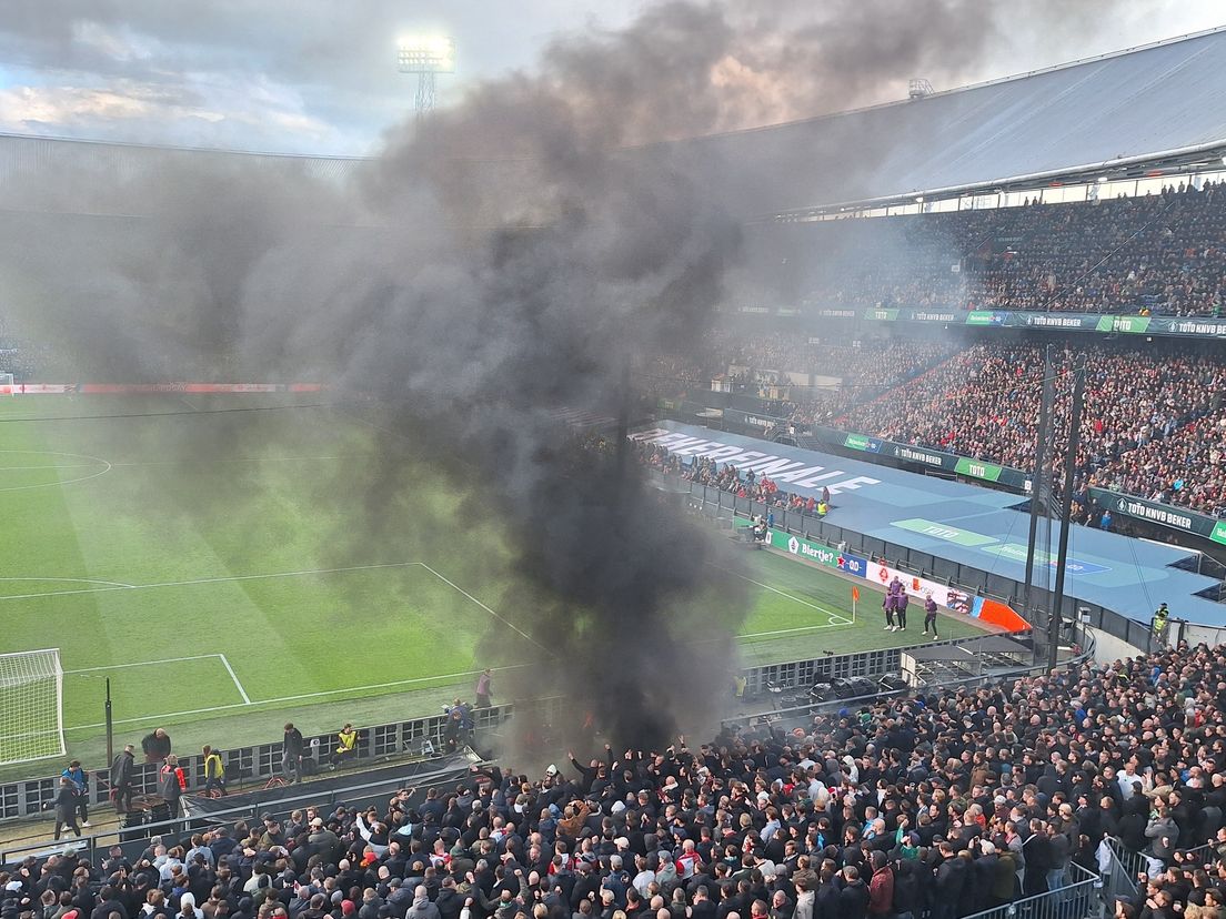 Een flinke rookwolk boven het stadion
