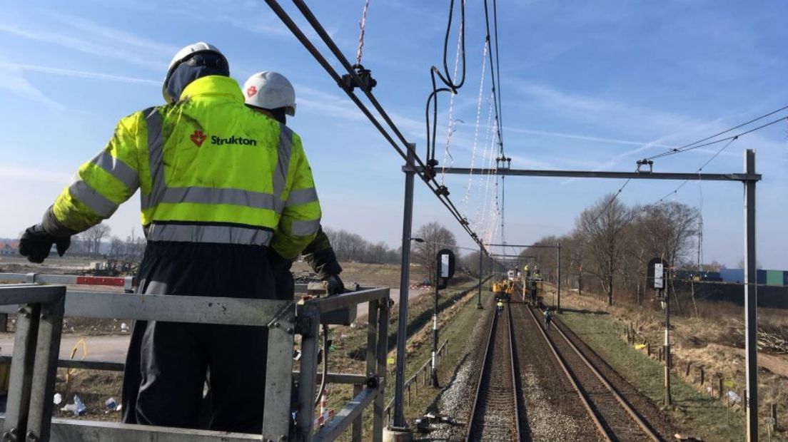 Als je als asielzoeker een huis krijgt in Barneveld, krijg je er gelijk een werkervaringsproject bij. Daarmee wil de gemeente ervoor zorgen dat zogenaamde statushouders snel de taal leren en integreren in de Barneveldse samenleving. De statushouders gaan natuurlijk naar de verplichte inburgeringscursus, maar de gemeente is van mening dat ze in een werkomgeving de taal nog sneller leren.