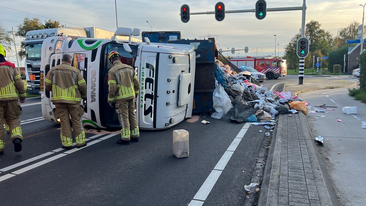 Vrachtwagen met afval gekanteld op Napoleonsweg in Haelen