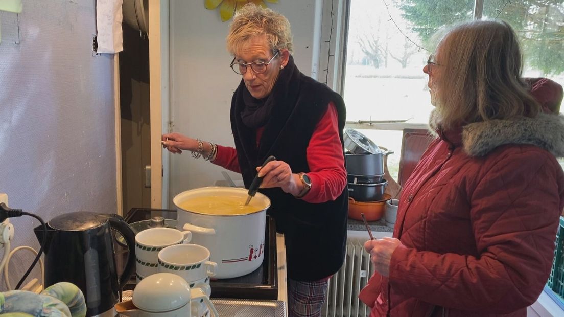 Bezoekers van het wijkleercentrum genieten voor de laatste keer van een gezamenlijk avondeten