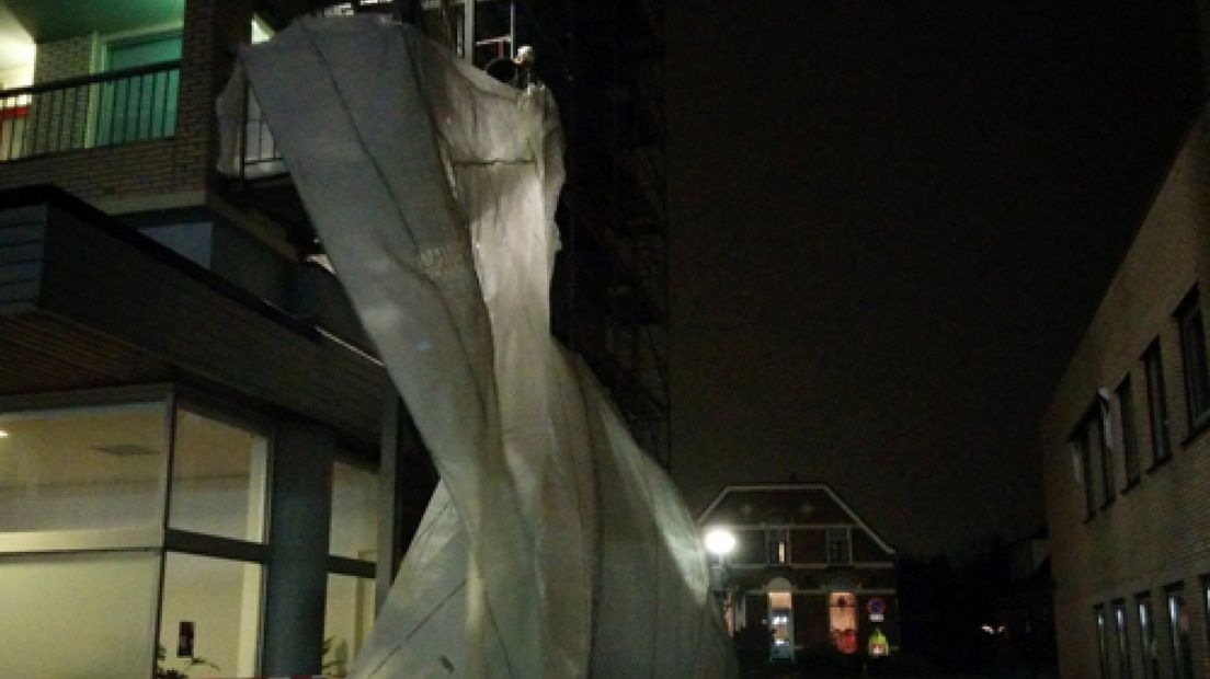 In Velp dreigde vrijdag een steiger die tegen een flatgebouw staat om te vallen.