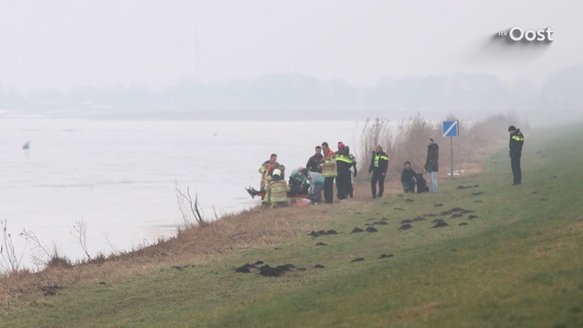 Schaatser zakt bij Blokzijl door het ijs