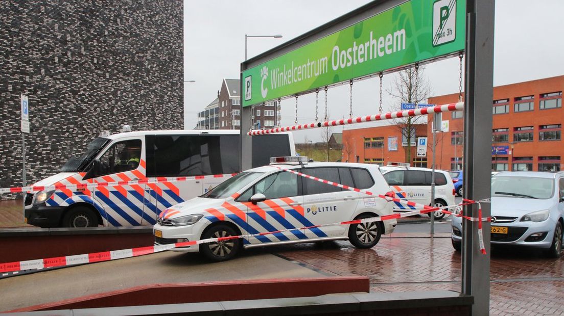 Politie lost waarschuwingsschot op het Oosterheemplein in Zoetermeer.