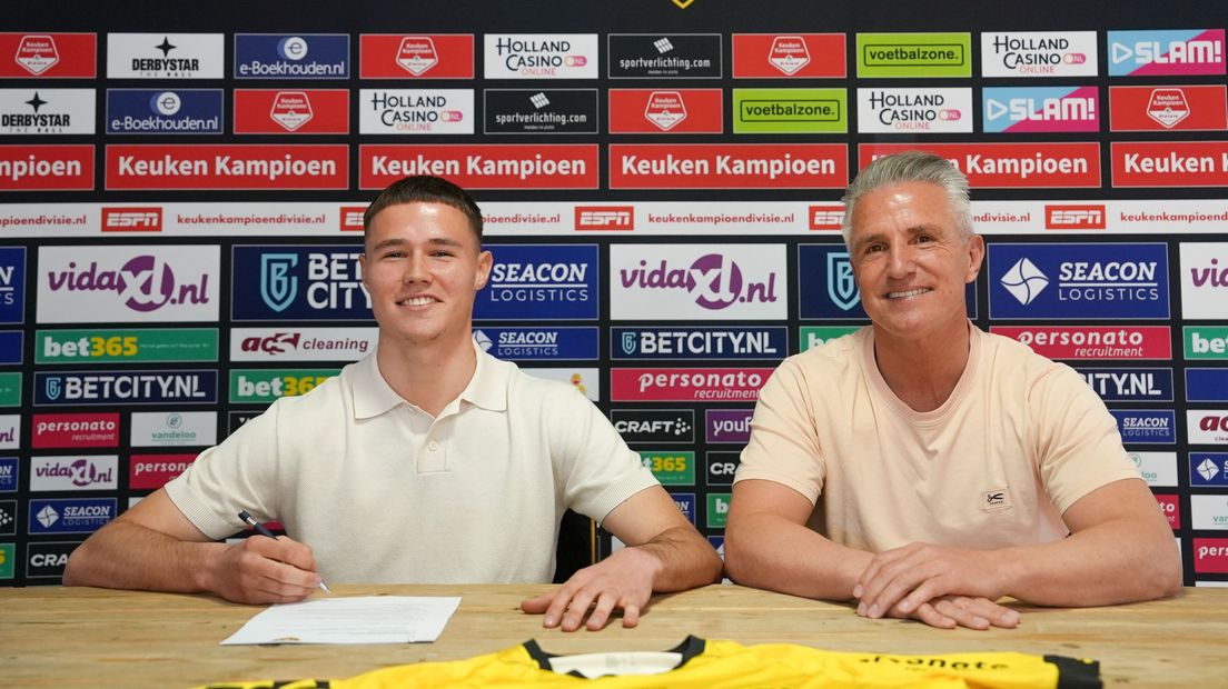 Diego van Zutphen tekent zijn eerste contract bij VVV Venlo