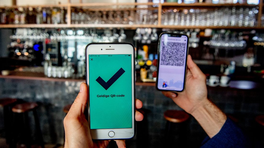 Telefoons met daarop een QR-code via de app CoronaCheck