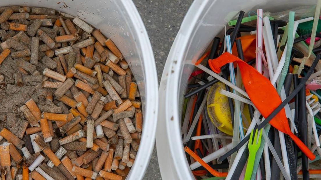 Naast sigaretten werd er ook vele plastic van het strand gehaald