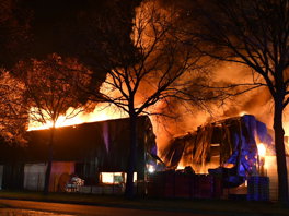 VIDEO: Zeer grote brand bij bedrijf Tyson Foods in Oosterwolde, huizen ontruimd