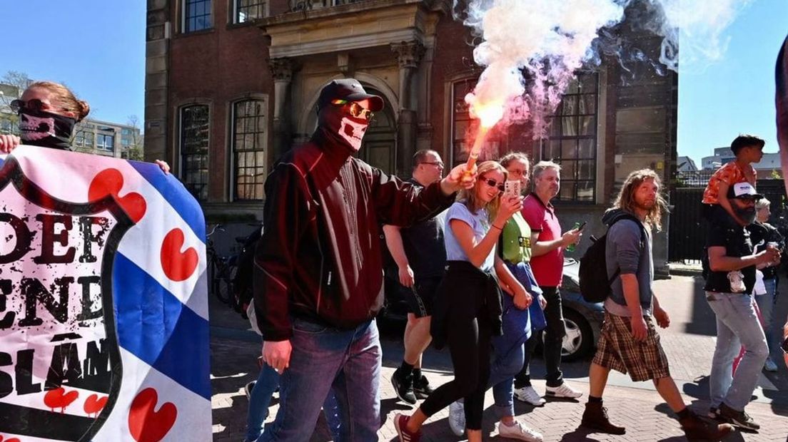 Protestmars door centrum van Arnhem, veel ME op de been.