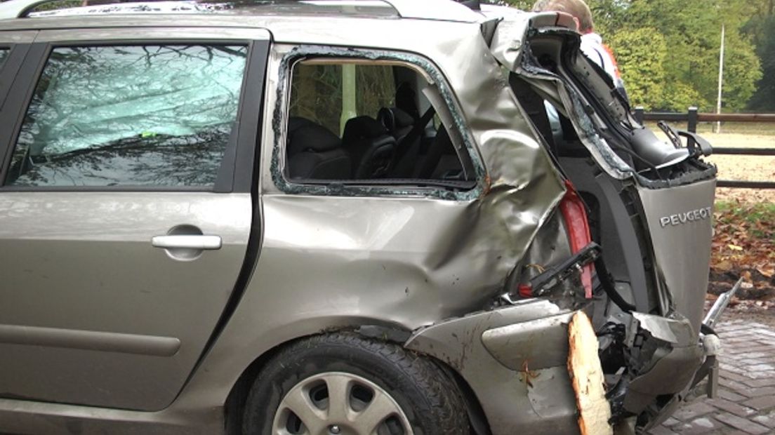 Flinke schade aan de auto van de vrouw