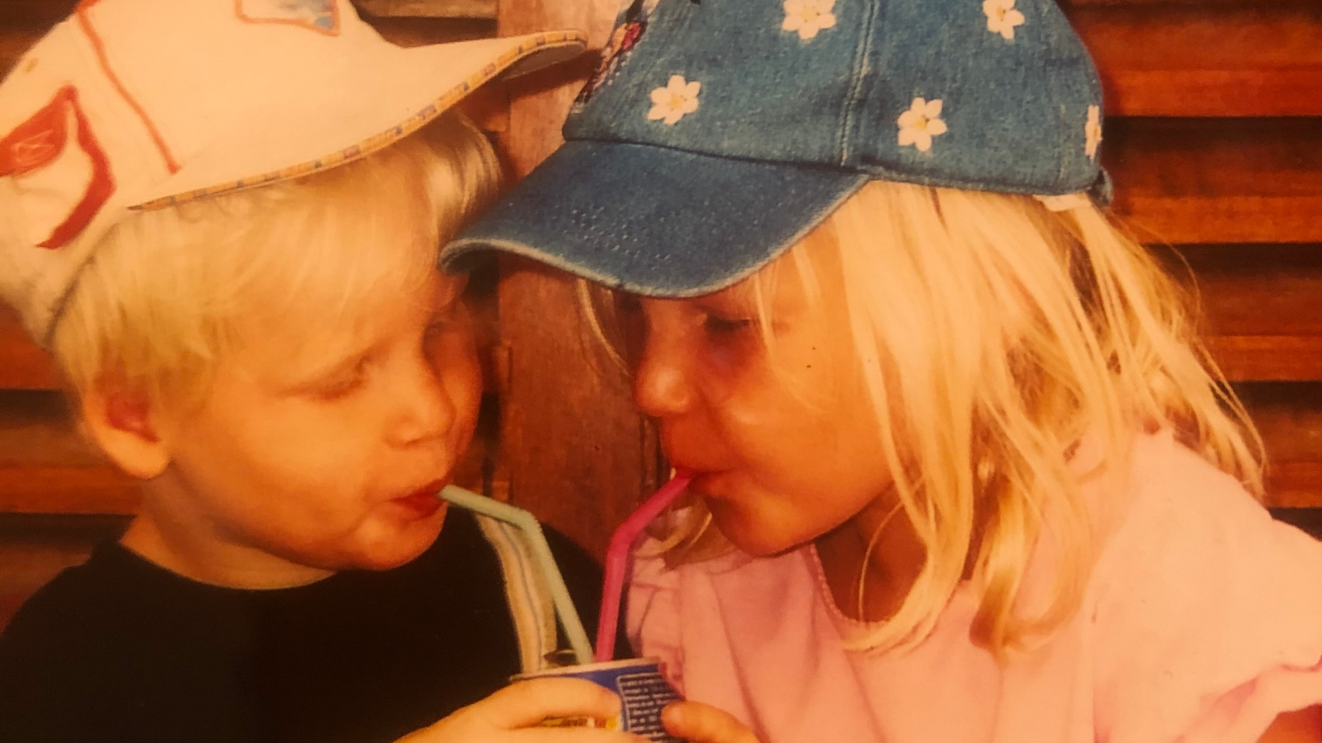 Vier handen op een buik voordat Marnix ziek werd