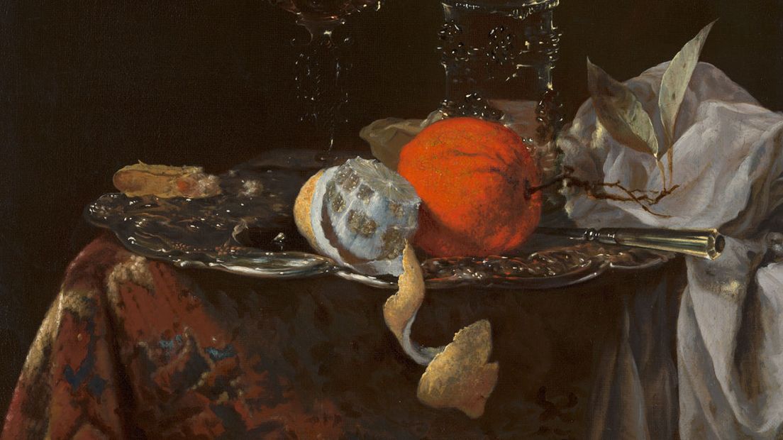 Willem Kalf, Stilleven met fruit en glazen op een zilveren schaal 