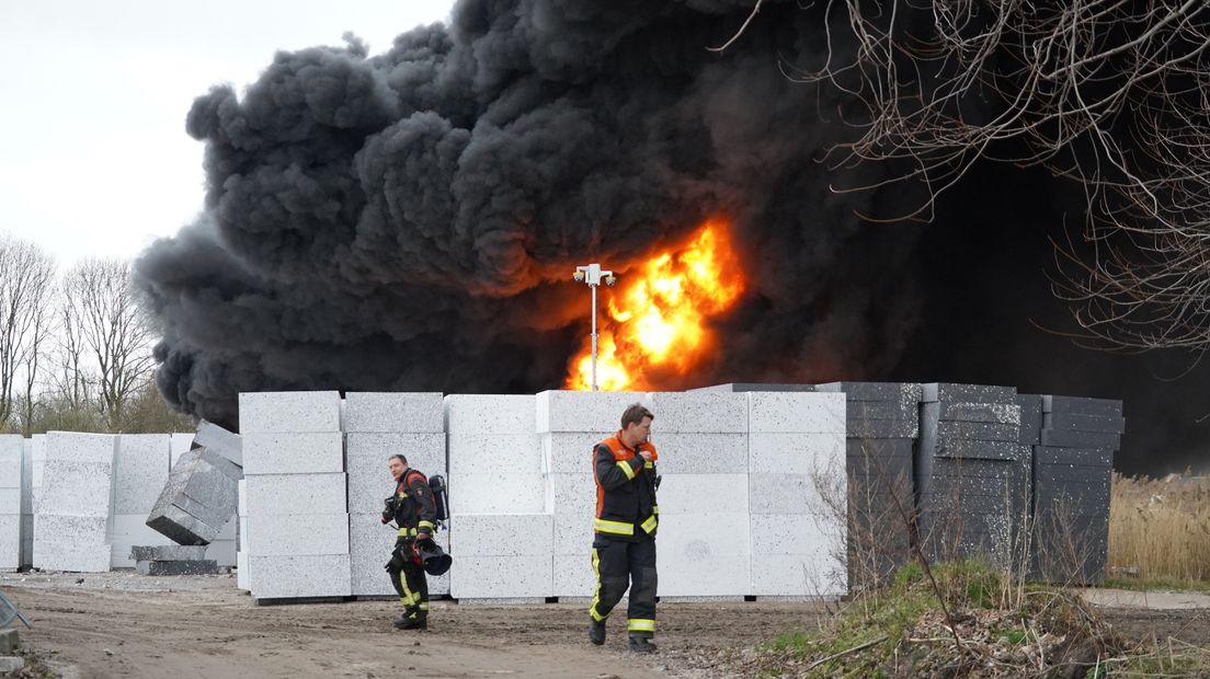 Brandweerlieden bij de brand