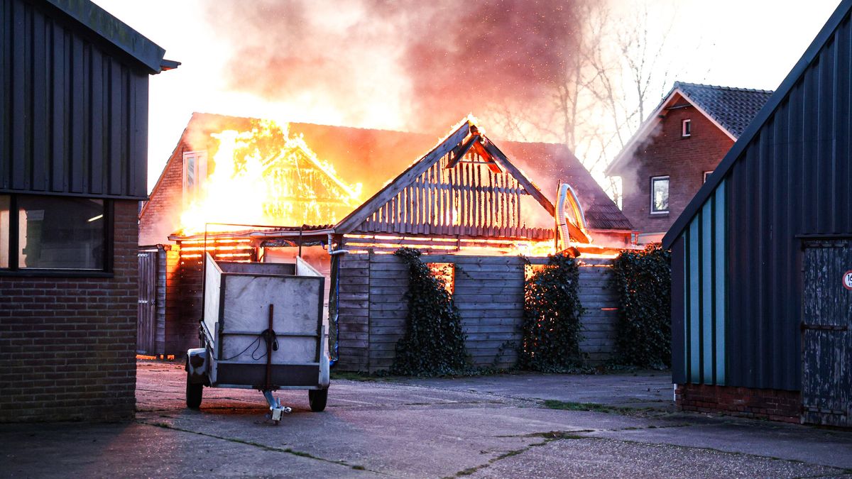 Uitslaande brand in schuur in Opeinde