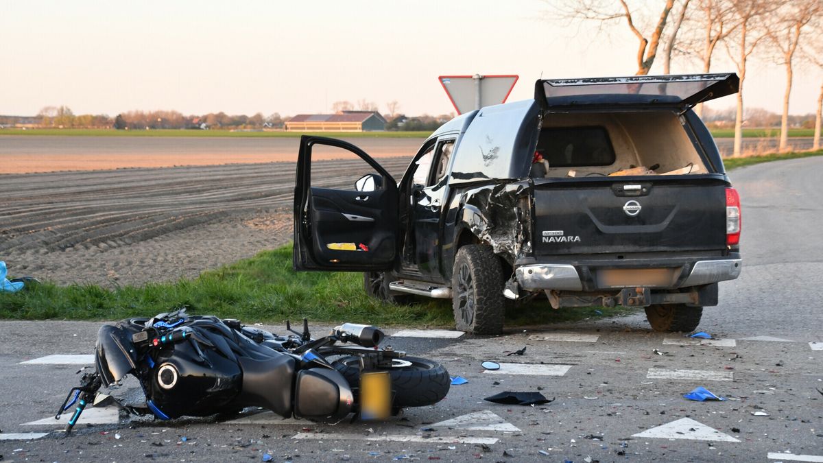 Motorrijder ernstig gewond, auto's botsen op elkaar en baby opgesloten in auto