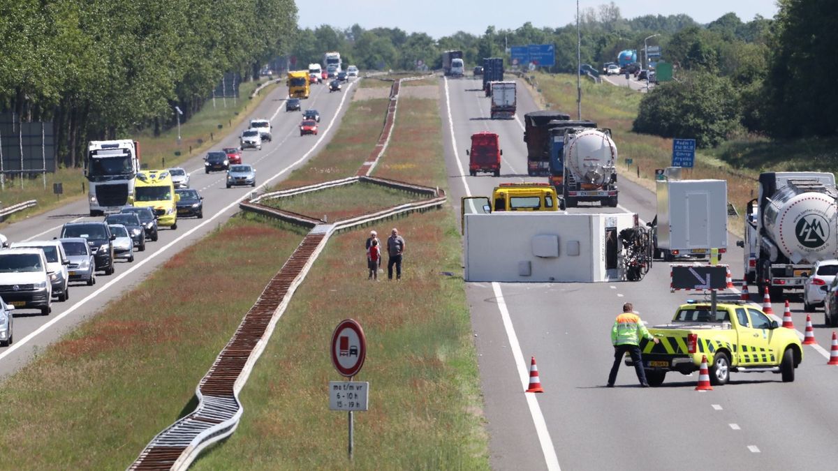 Vertraging A7 bij Oudehaske door omgevallen camper