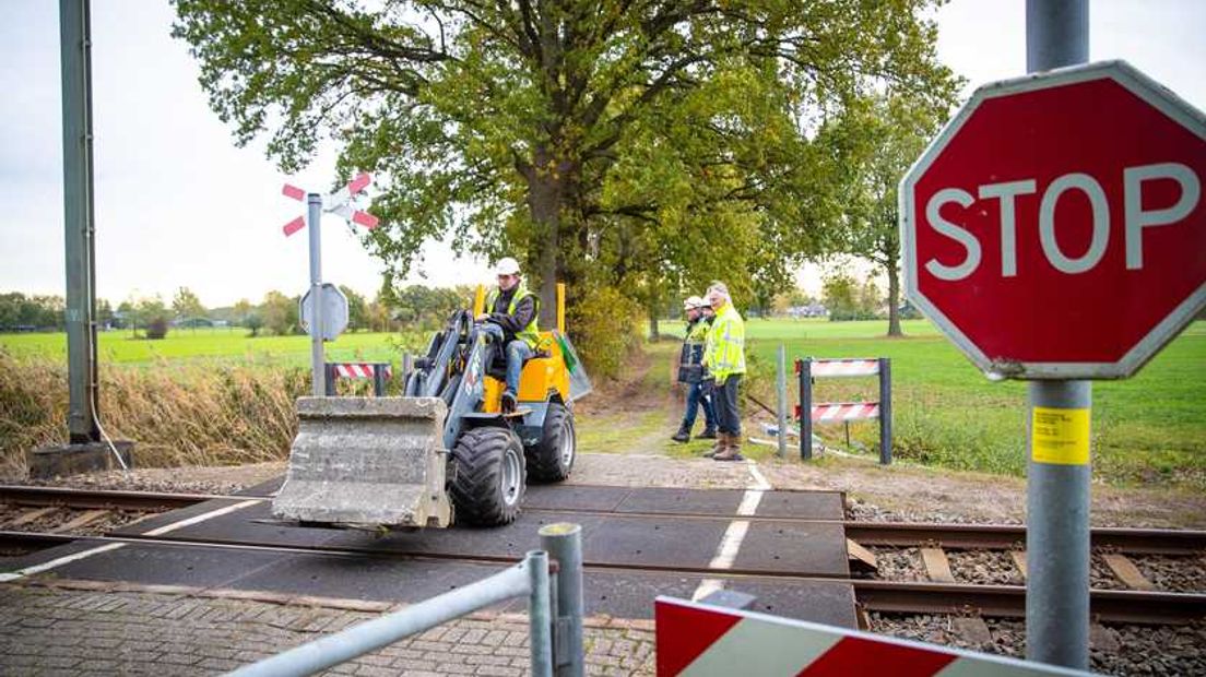 ProRail heeft donderdagochtend betonblokken geplaatst bij een onbewaakte spoorwegovergang aan de Mijllerweg in Lunteren (gemeente Ede).