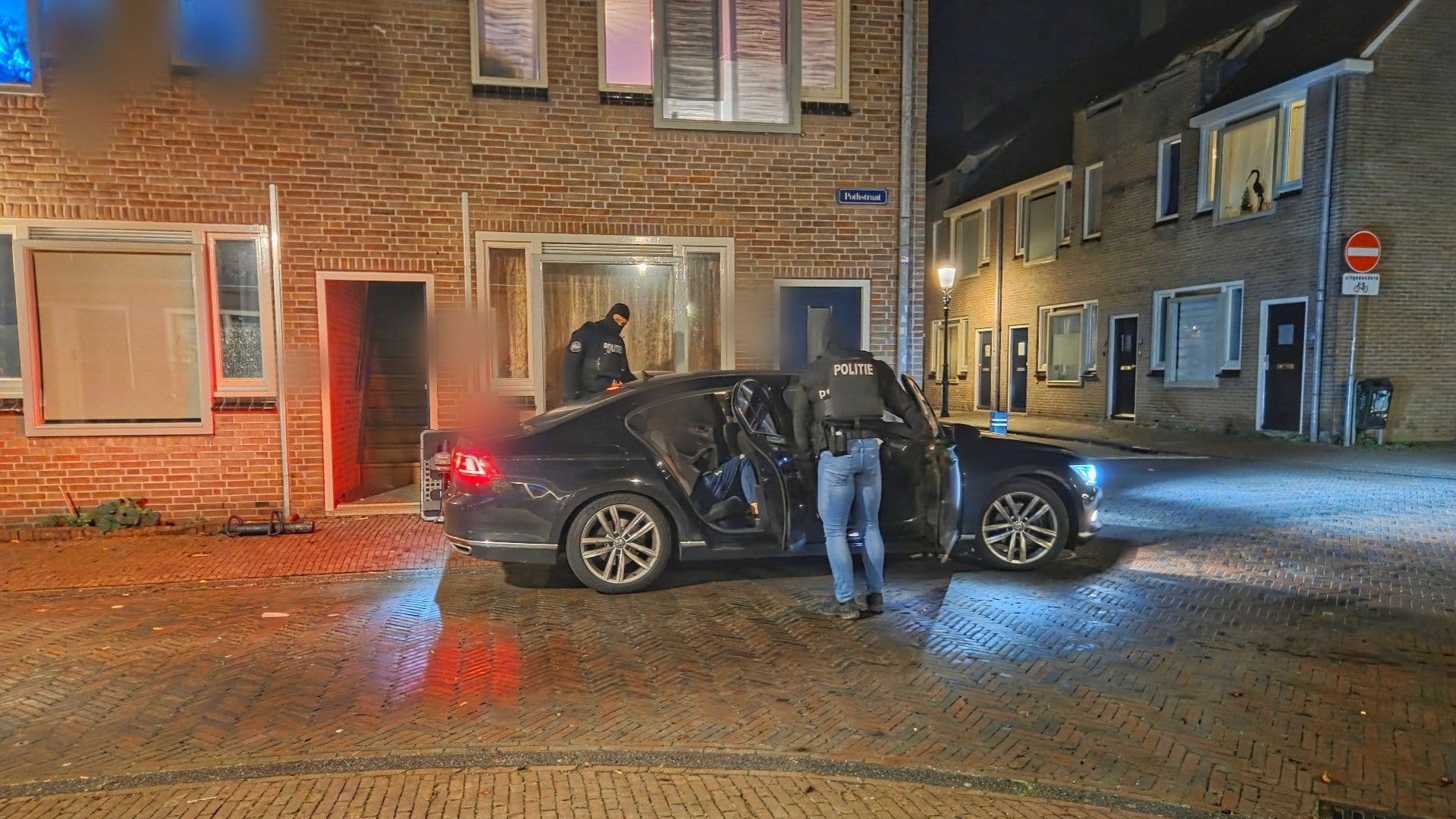 Met stormram en kogelwerende vesten valt politie woning Amersfoort binnen