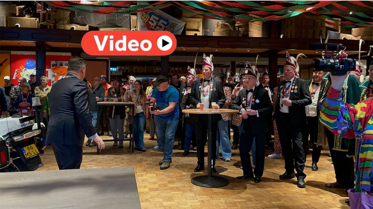 Carnavalsweekend geopend in Achterveld: Burgemeester zingt ‘Oerend Hard’