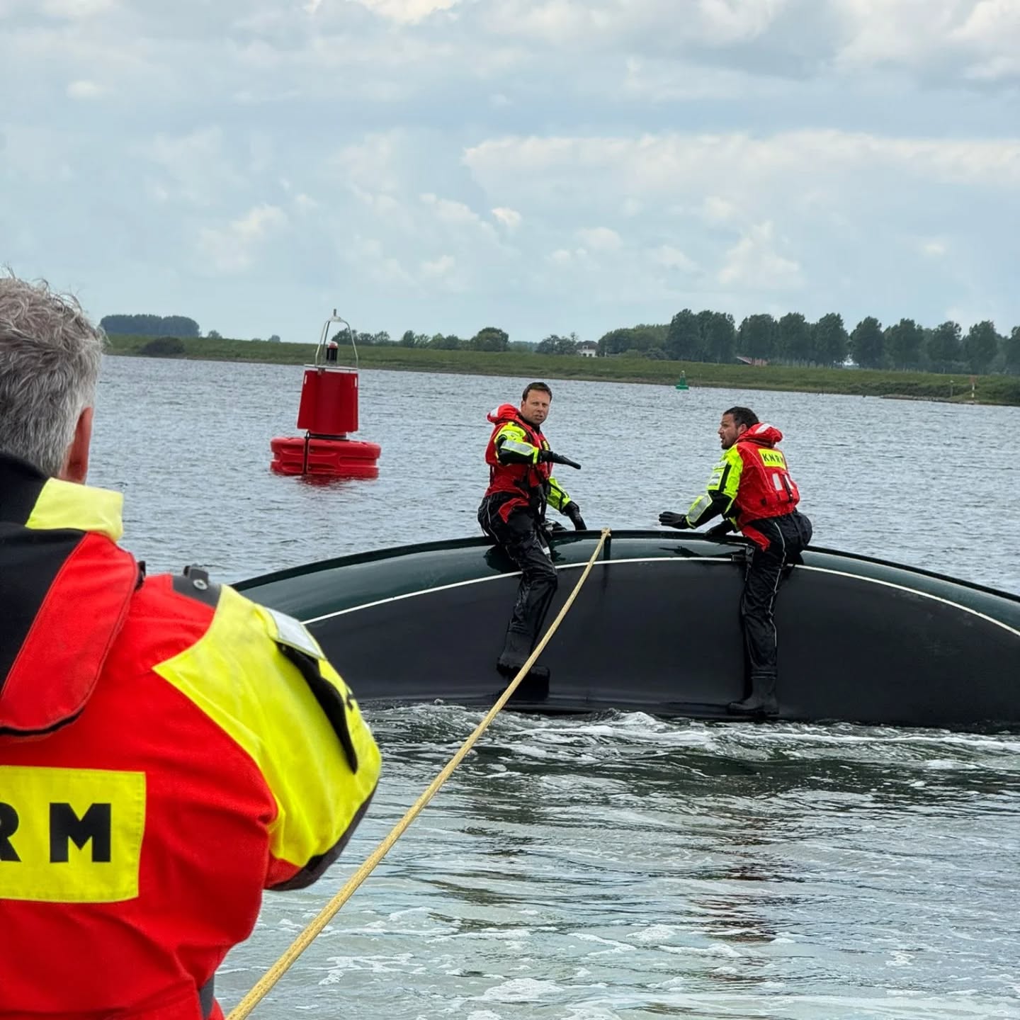 Drie zeilers en vastgelopen watersporter gered op Veerse Meer