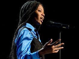 Spoken word artist Daniëlle Zawadi van platform 'Het Zwarte Schaap' te gast in Drijfveer