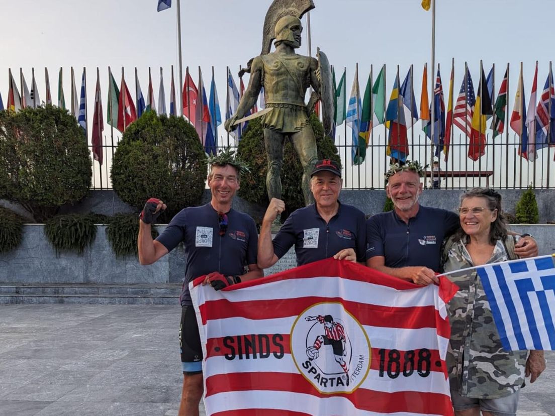 De drie Spartanen zijn gearriveerd in Sparta