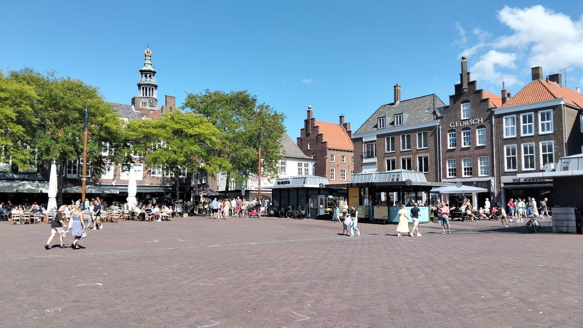 Nieuw-Zeelanders en Australiërs bezoeken Middelburg vanwege laag water op weg naar Budapest