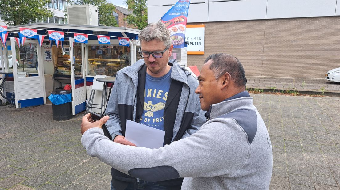 De adviseur van Jack Biekram luistert vanuit het buitenland mee met het gesprek