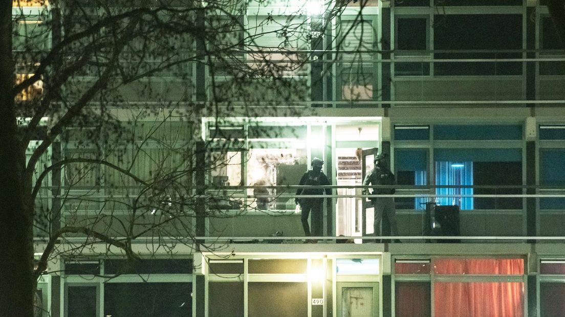 Politie in de flat waar de zus van Ridouan T. woont.