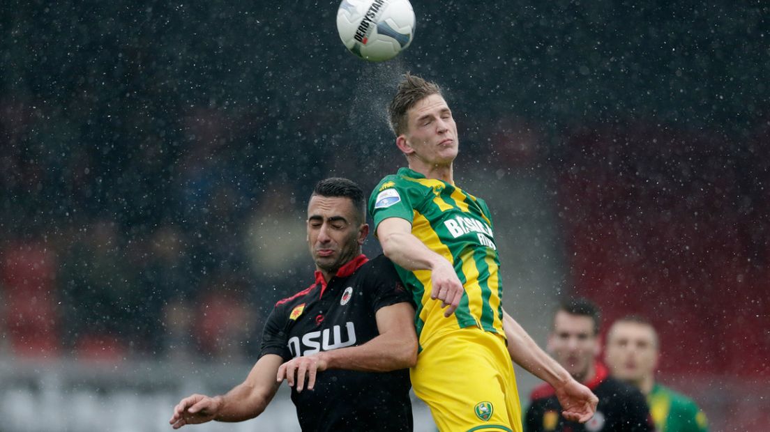 Kopduel tussen Kevin Jansen (r) en Adil Auassar tijdens Excelsior - ADO. 