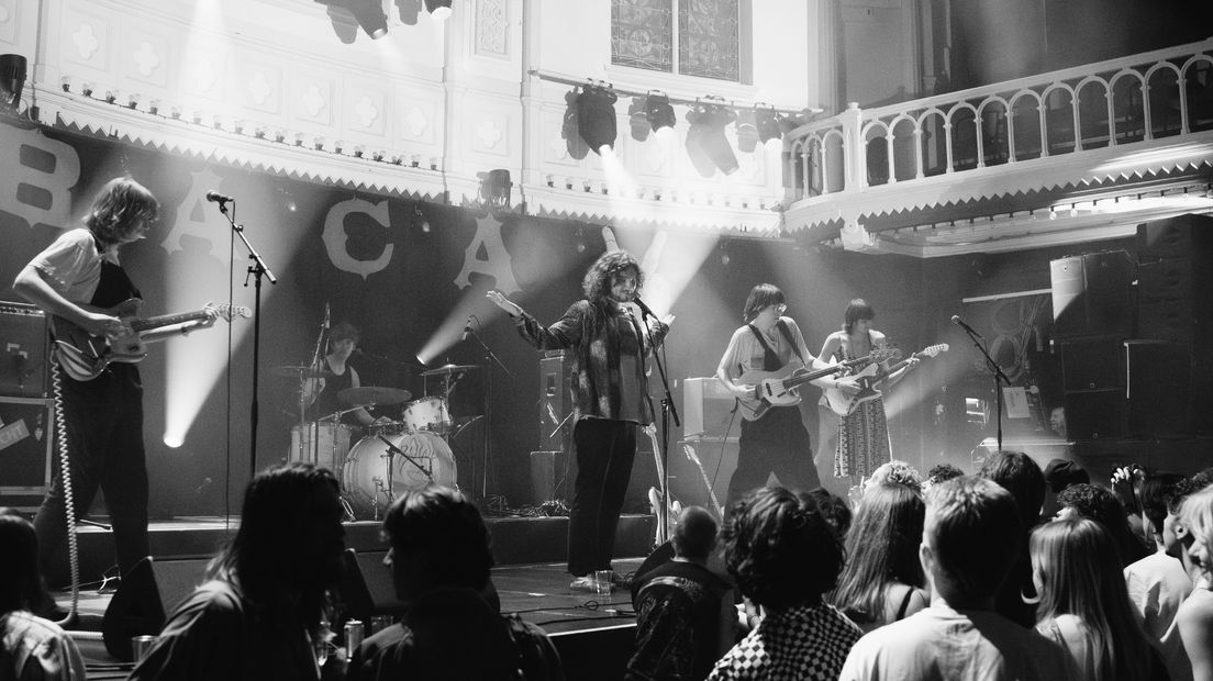 De band Bowl tijdens een optreden in Paradiso Amsterdam.