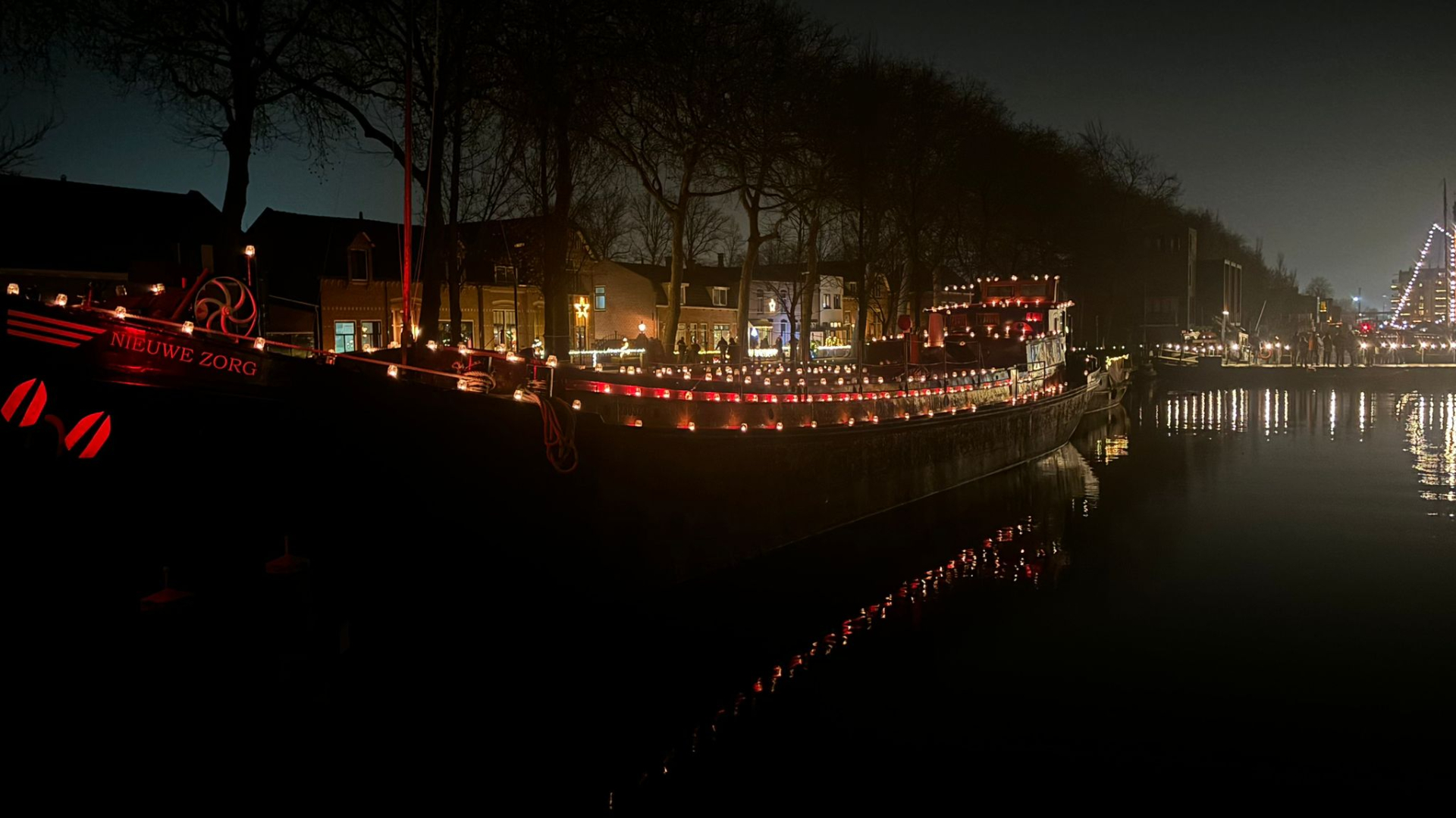 In beeld: 10.000 kaarslichtjes branden in Vreeswijk