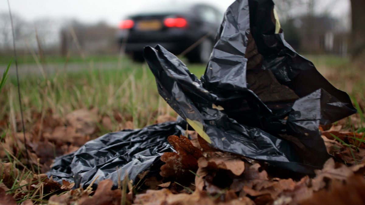 Mysterie zakken met smerige smurrie houdt IJhorst bezig