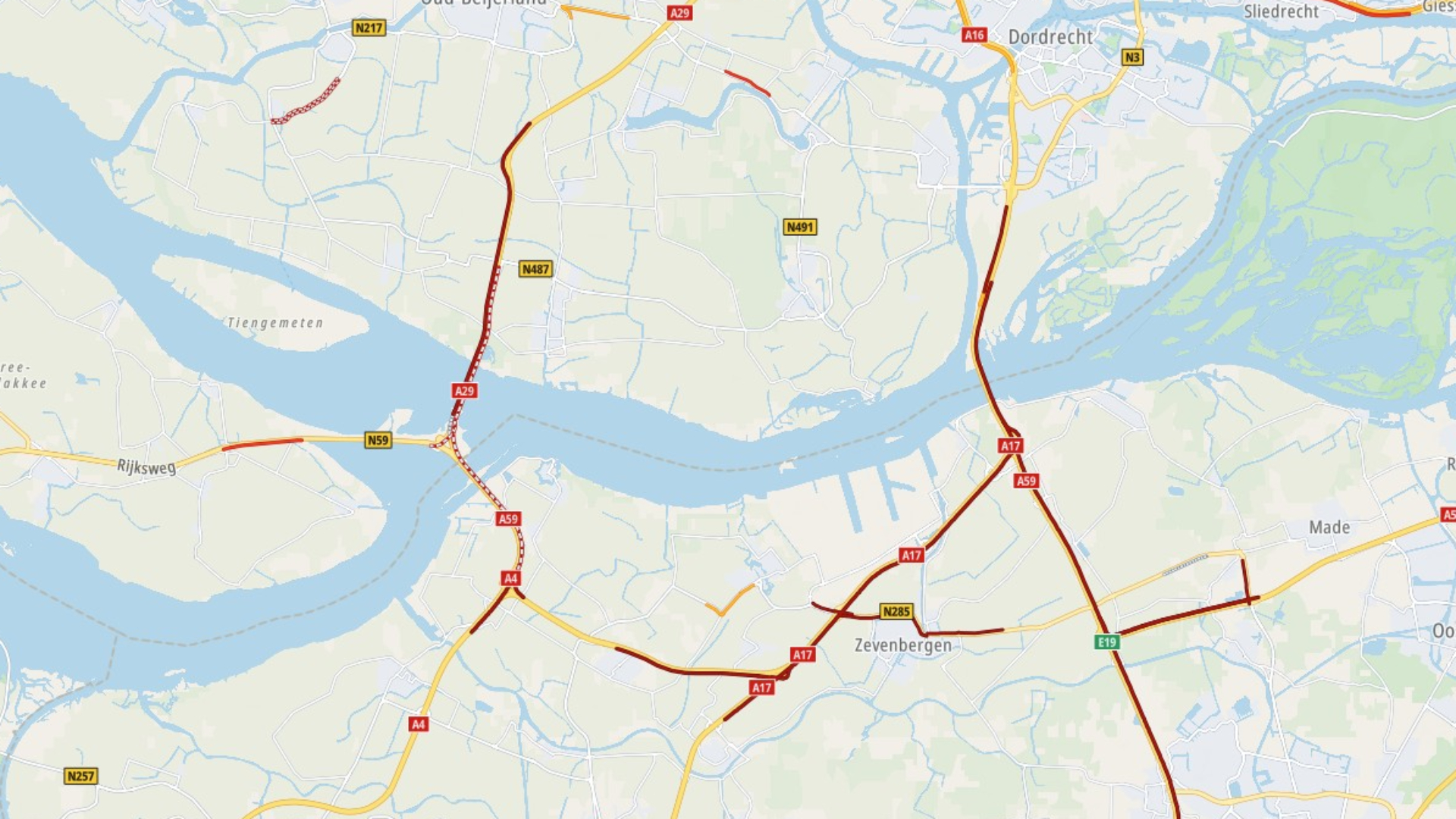 Het verkeer staat vast door het ongeluk, ook op de omleidingsroutes.