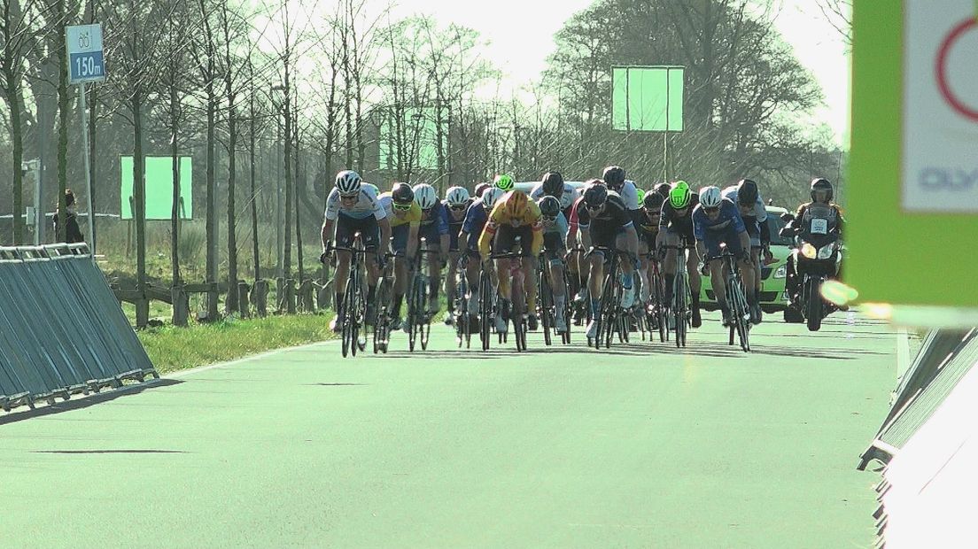 De kopgroep sprint voor de overwinning in Leek
