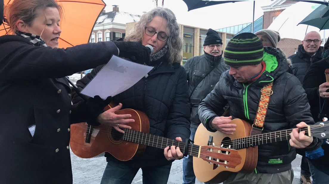 Leraren zingen hun protestlied (Rechten: RTV Drenthe/Hielke Meijer)