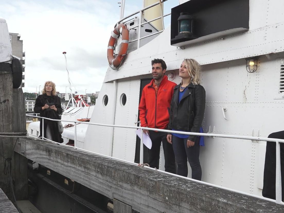 Bewoners aan de Kalkhaven in Dordrecht met hun petitie