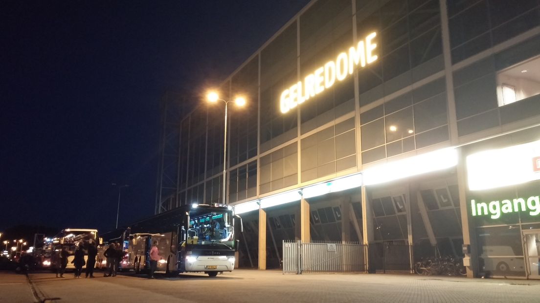 Bus voorafgaand aan vertrek naar Engeland