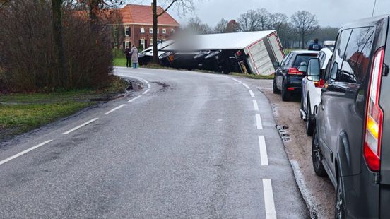 Vrachtwagen kantelt in sloot