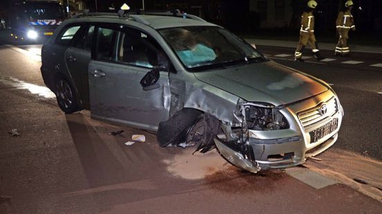 Bestuurder auto-ongeluk in Hoogeveen neemt de benen. Bestuurder auto-ongeluk in Hoogeveen neemt de benen.