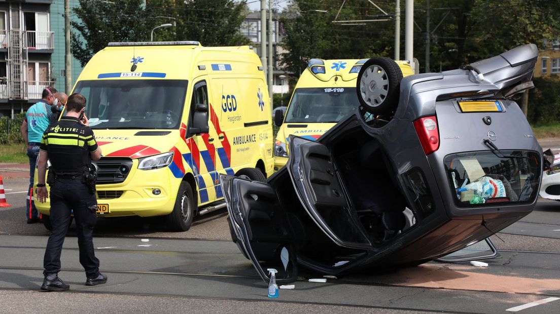 Auto belandt op zijn dak na aanrijding op kruising van Dedemsvaartweg met Melis Stokelaan